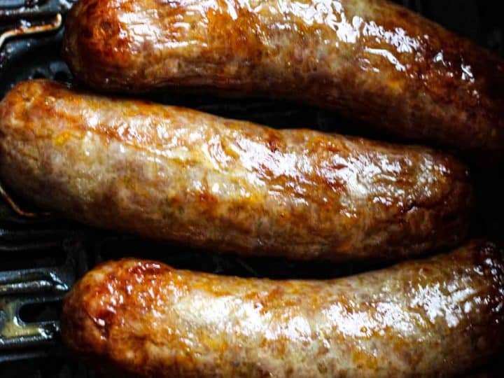 https://thetopmeal.com/wp-content/uploads/2020/10/brats-sausage-in-air-fryer-4-720x540.jpg