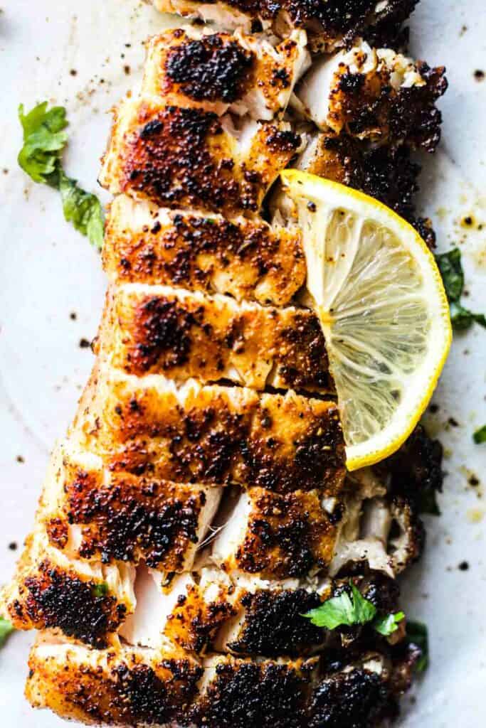  poisson blanc tranché dans l'assiette au citron 