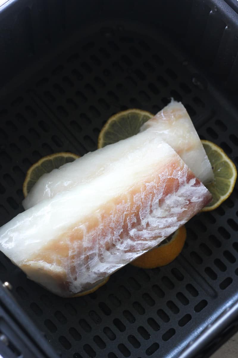 air fryer frozen cod with lemon slices