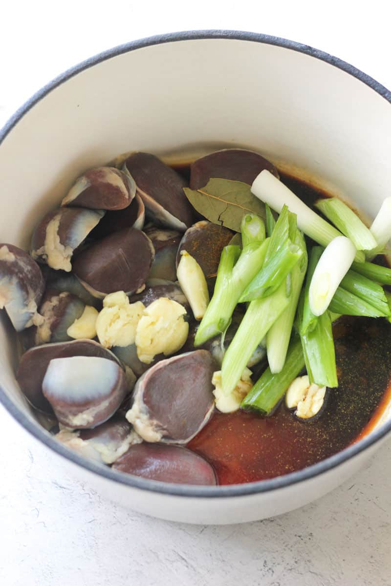sliced scallions ,duck gizzards, garlic and seasonings in the pot