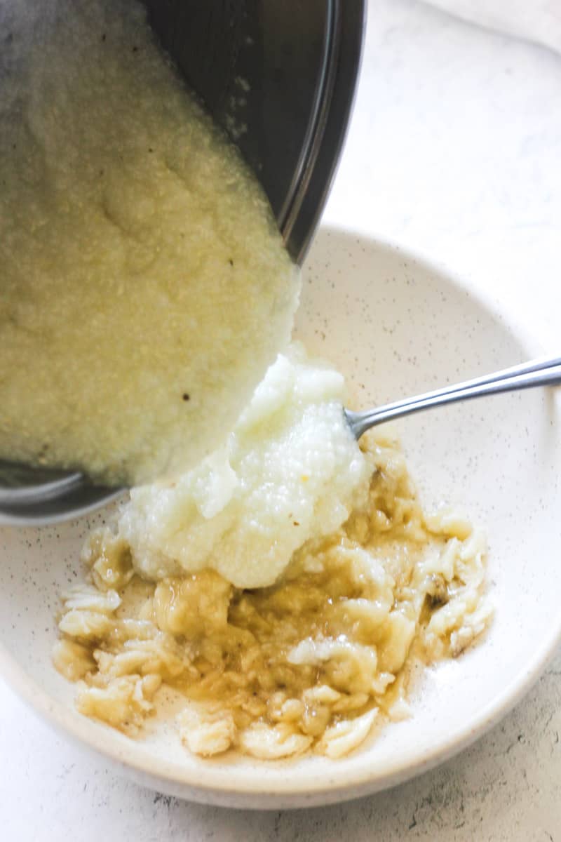adding cooked grits to mashed banana