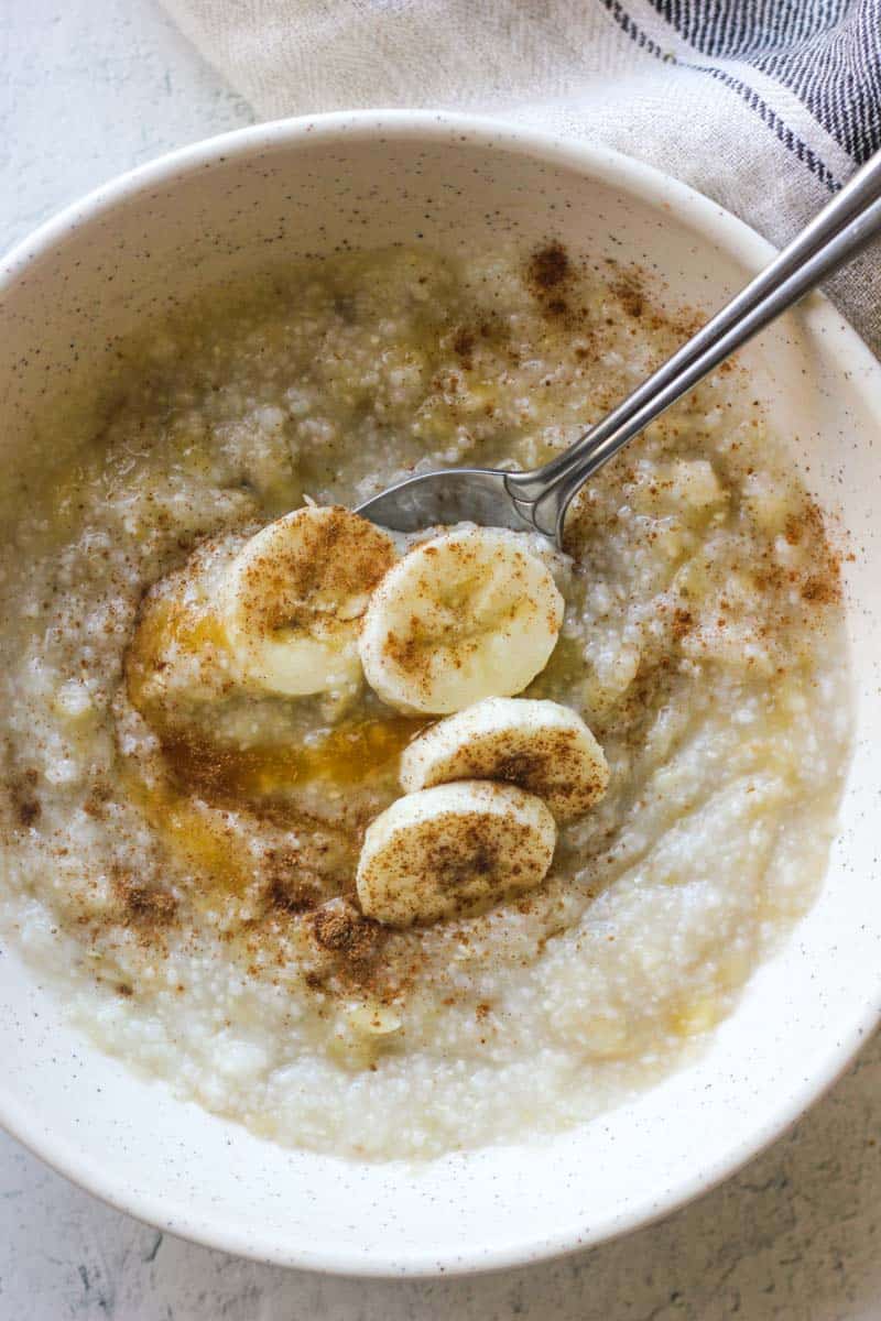 sliced bananas on top of grits covered with cinnamon and honey