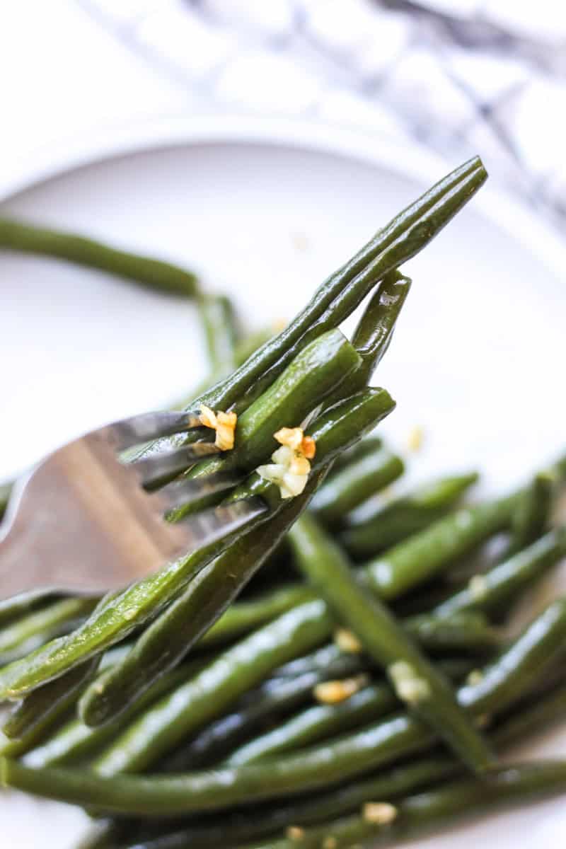 garlic butter green beans on the fork