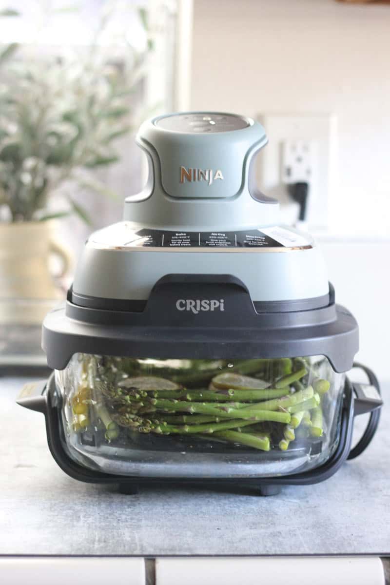 Smart food steamer cooking fresh asparagus, ideal for healthy meal preparation and kitchen convenien.